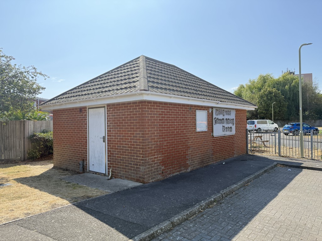 Lot: 138 - FORMER COMMUNITY CENTRE - Millpond Community Centre